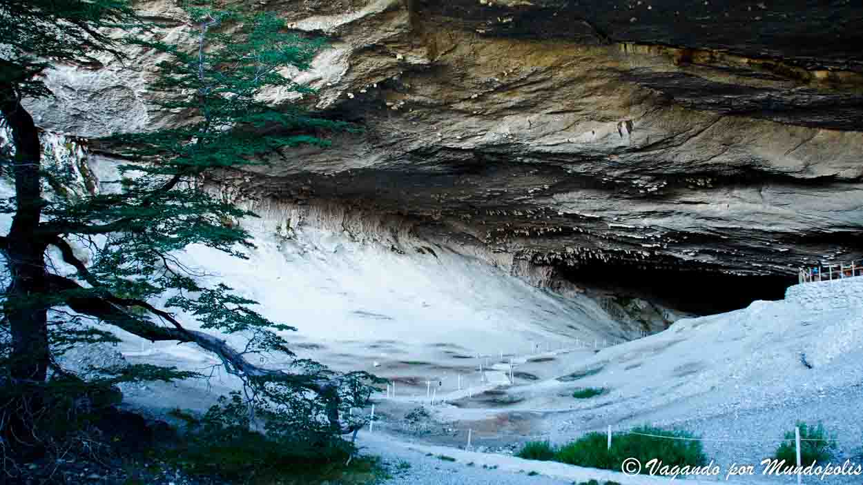 explorando-la-cueva-del-milodon