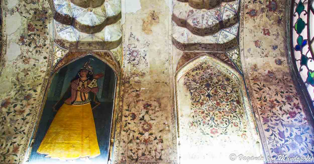 mujer-turista-en-iran